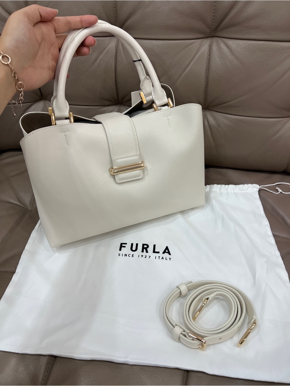 Furla Cometa M Tote – Sample Collection